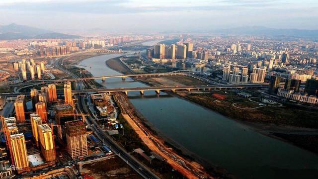 福建之声，向听众朋友们问好